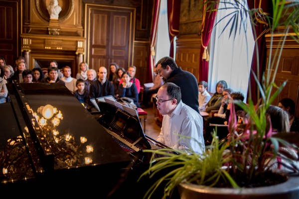 Jean-Pierre, pianiste, atteint d'une dizaine de pathologies et handicaps quitte la MAS