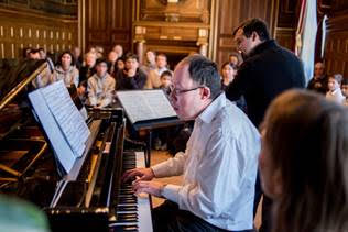 Concert de Georges Nikolaïdis et Jean-Pierre Dussert devant 120 enfants lourdement handicapés